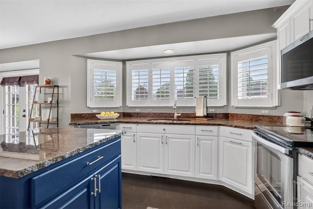 46582 Middle Brook Drive, Macomb, MI 48044