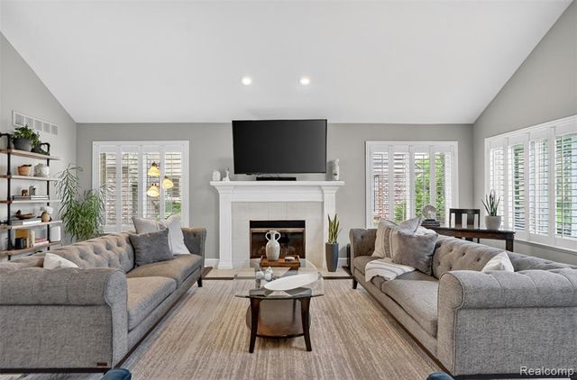 46582 Middle Brook Drive, Macomb, MI 48044