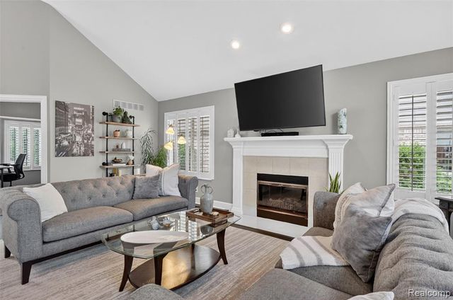 46582 Middle Brook Drive, Macomb, MI 48044