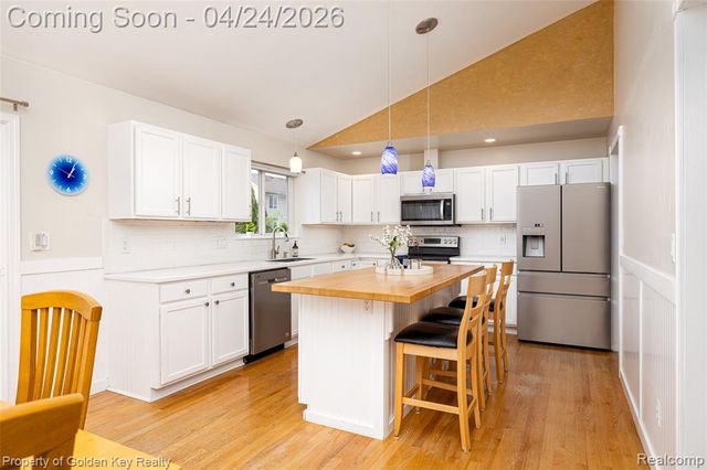 403 S Pine Creek Court, Waterford, MI 48327