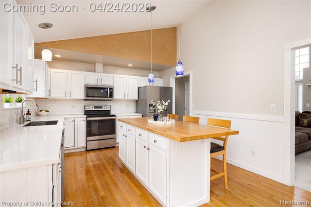 403 S Pine Creek Court, Waterford, MI 48327