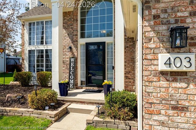403 S Pine Creek Court, Waterford, MI 48327