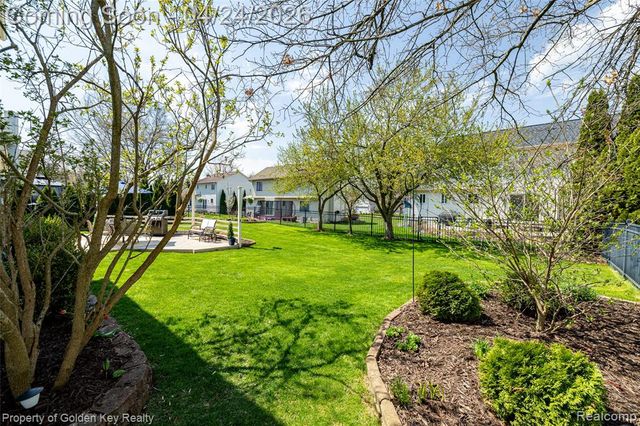 403 S Pine Creek Court, Waterford, MI 48327