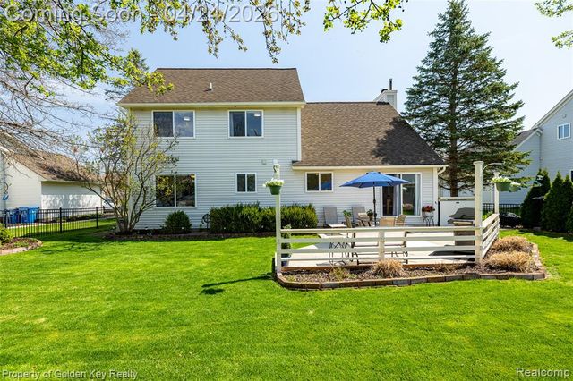 403 S Pine Creek Court, Waterford, MI 48327