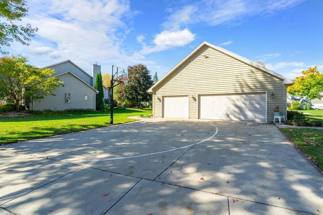13 OLDE PALTZER LANE, Appleton, WI 54913