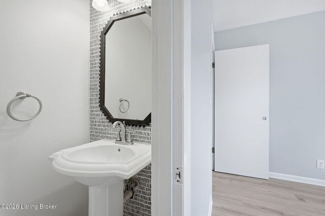 2608 Woodsdale Ave, Louisville, KY 40220