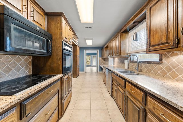 740 Wedgewood Drive, Woodway, TX 76712