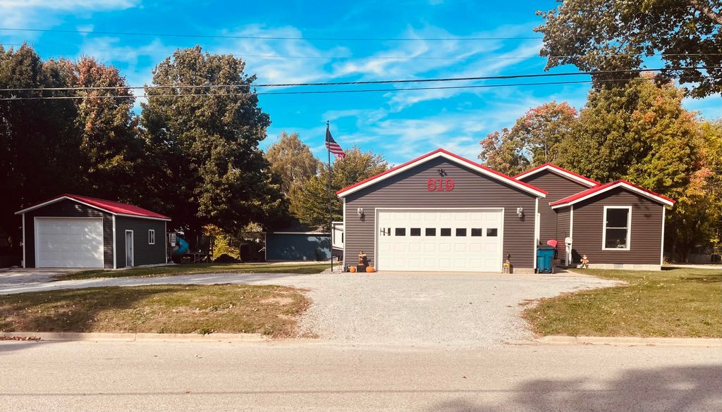 519 W Oak Street, Fremont, MI 49412