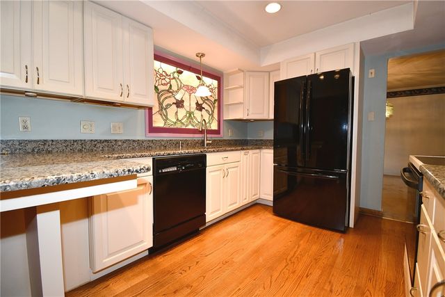 86 Country Club Dr, Upper St Clair, PA 15241