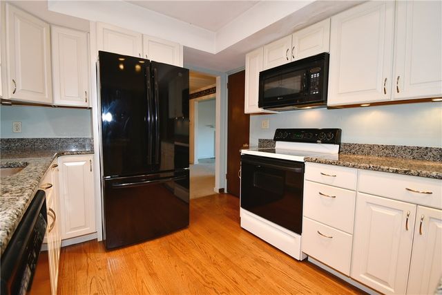 86 Country Club Dr, Upper St Clair, PA 15241