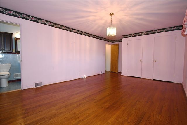 86 Country Club Dr, Upper St Clair, PA 15241