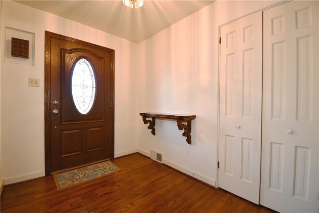 86 Country Club Dr, Upper St Clair, PA 15241