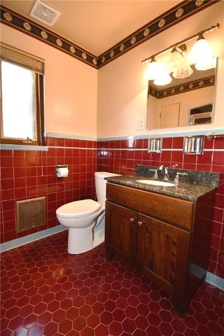 86 Country Club Dr, Upper St Clair, PA 15241