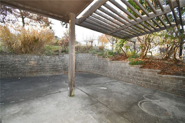 86 Country Club Dr, Upper St Clair, PA 15241