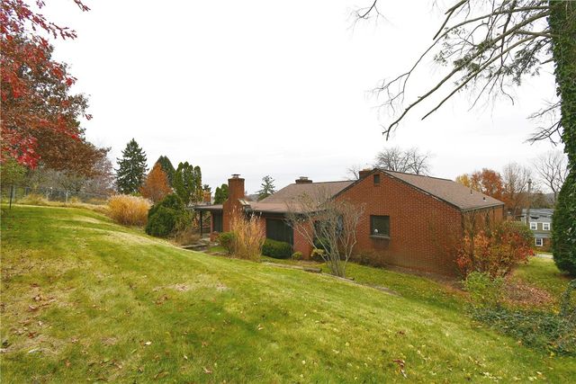 86 Country Club Dr, Upper St Clair, PA 15241