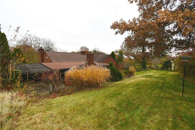 86 Country Club Dr, Upper St Clair, PA 15241