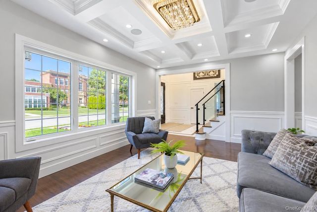 29 East Street, Hicksville, NY 11801