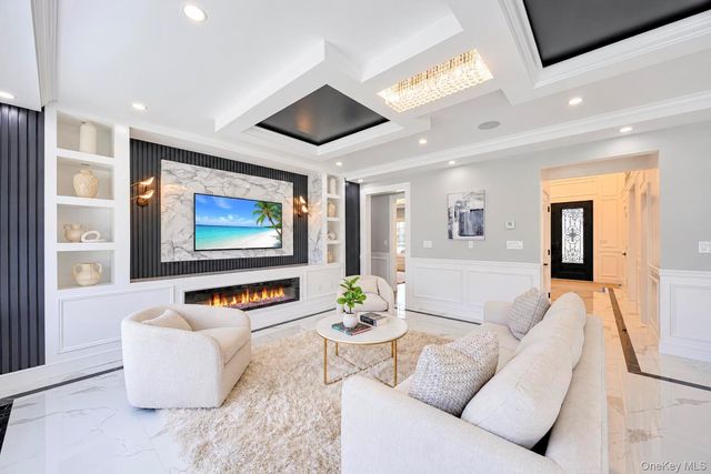 29 East Street, Hicksville, NY 11801