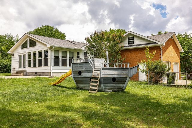 127 Sam Davis Dr, Springfield, TN 37172