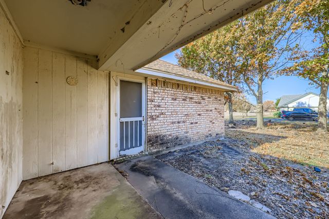 655 E Reindeer Road, Lancaster, TX 75146