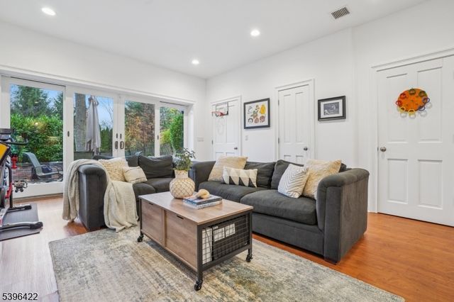 84 Cedar St, Millburn Twp., NJ 07041