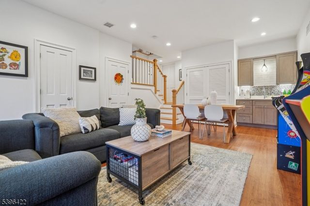 84 Cedar St, Millburn Twp., NJ 07041