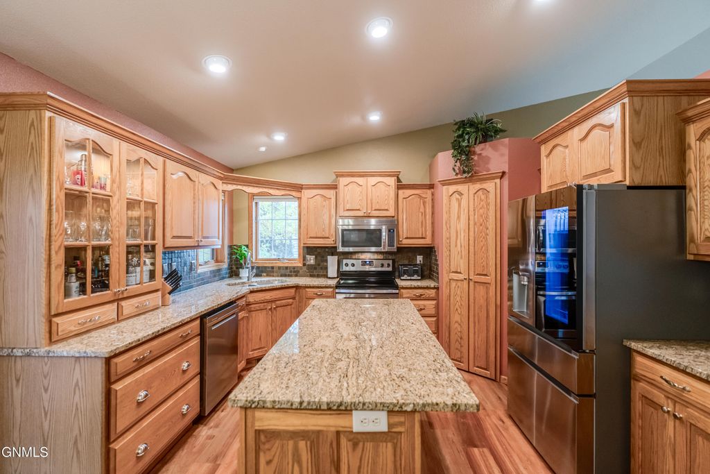855 San Angelo Drive, Bismarck, ND 58504 photo 2