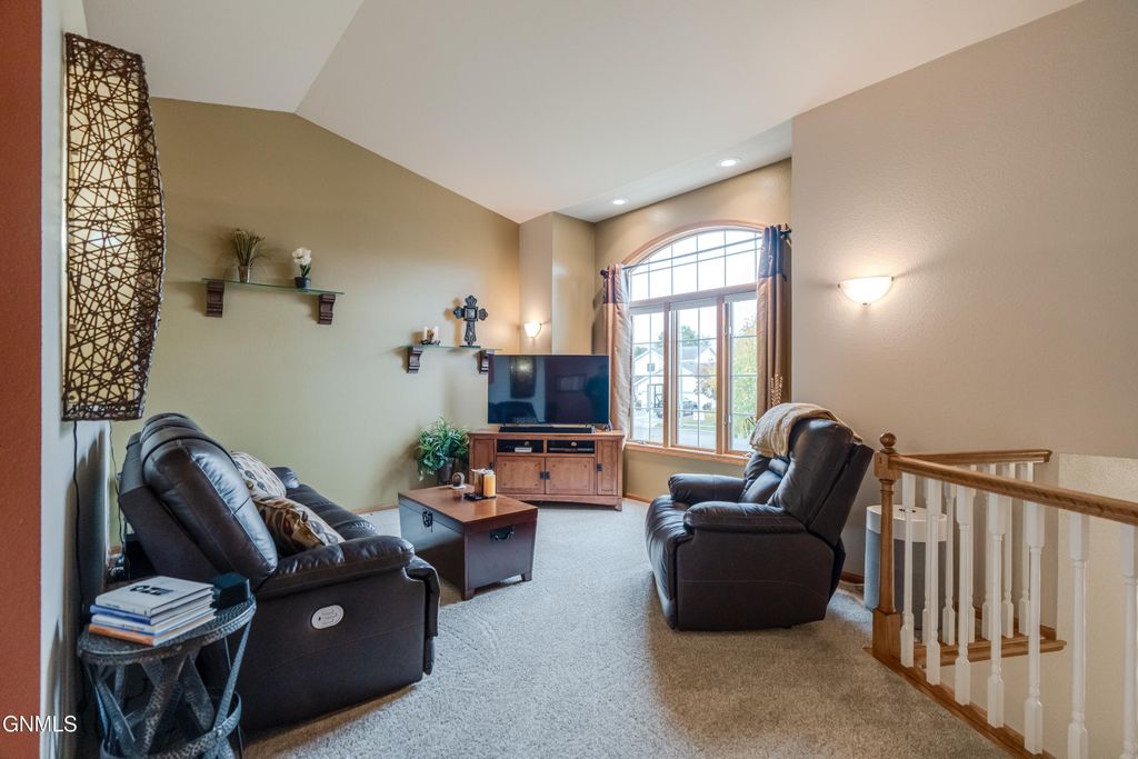 855 San Angelo Drive, Bismarck, ND 58504 photo 4