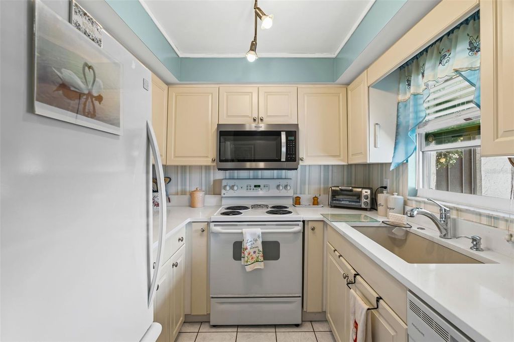 Image 6 of property listing at 4705 5TH STREET W 305, Bradenton, FL 34207