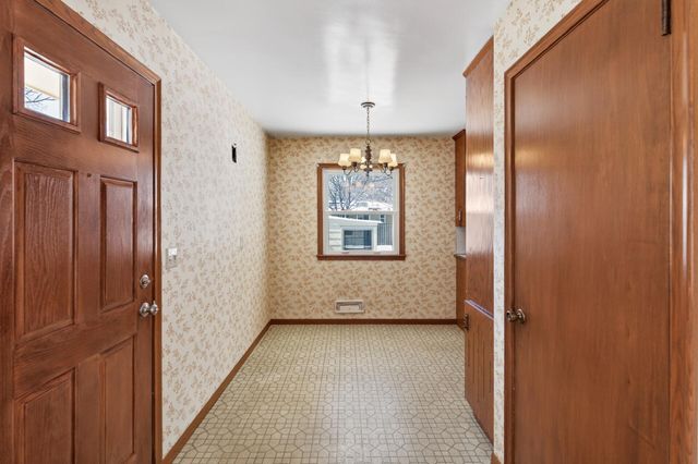 8706 20th Avenue S, Bloomington, MN 55425