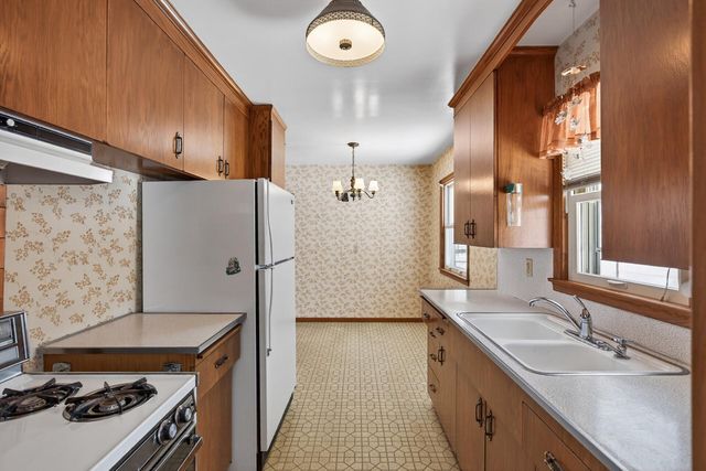 8706 20th Avenue S, Bloomington, MN 55425