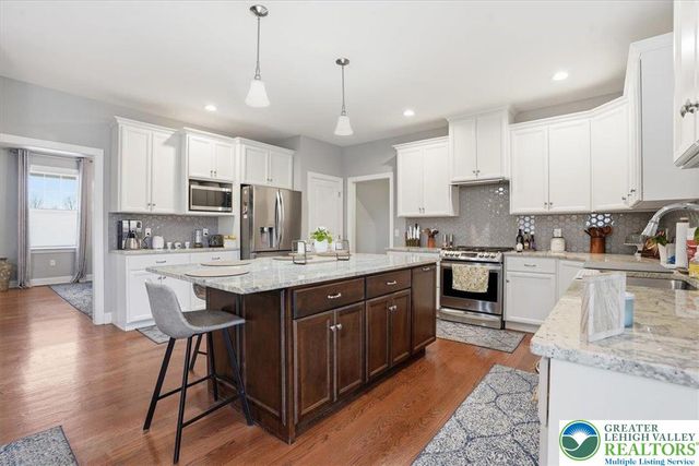 206 Broadview Court, Bushkill Twp, PA 18064