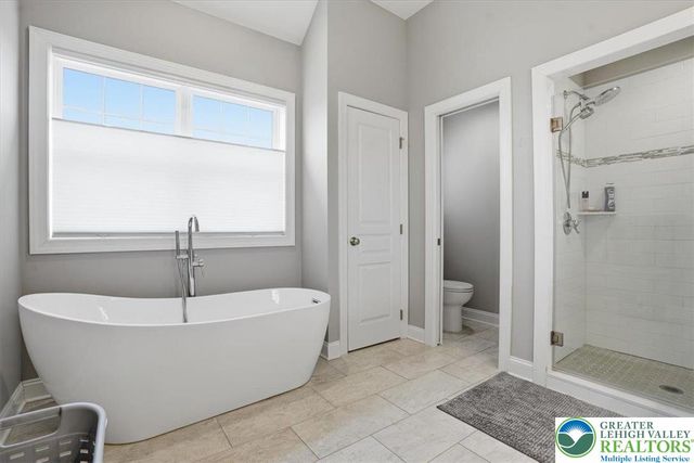 206 Broadview Court, Bushkill Twp, PA 18064