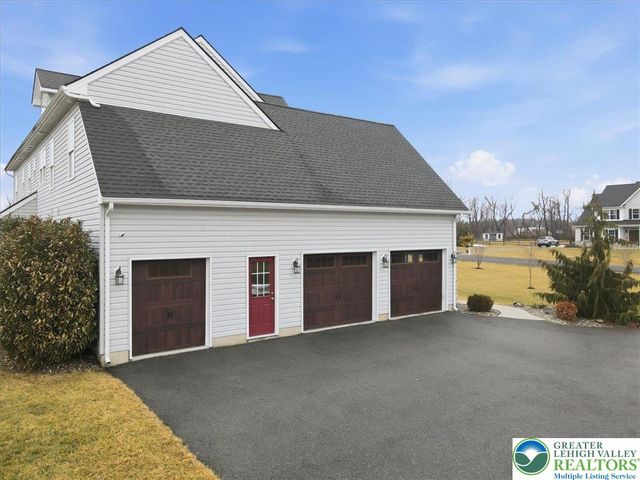 206 Broadview Court, Bushkill Twp, PA 18064