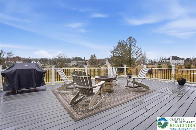 206 Broadview Court, Bushkill Twp, PA 18064