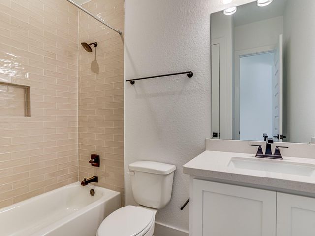 1084 Sage Thrasher CIR, Dripping Springs, TX 78620