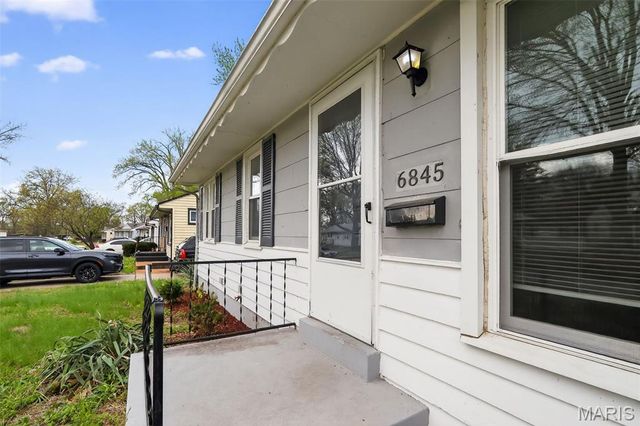 6845 Frostview Lane, Berkeley, MO 63134