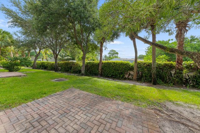 402 SEMINOLE PALMS Drive 402, Greenacres, FL 33463