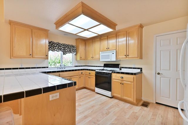 735 Live Oak Dr, Angels Camp, CA 95222