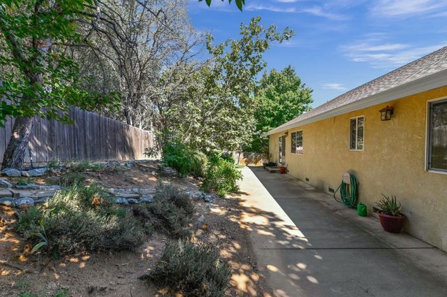 735 Live Oak Dr, Angels Camp, CA 95222