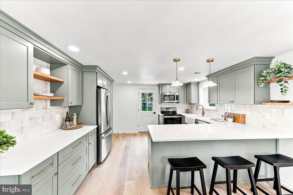 125 S SPROUL RD, Broomall, PA 19008