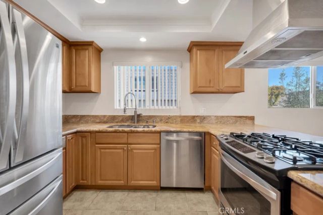 18550 Hatteras Street 76, Tarzana, CA 91356