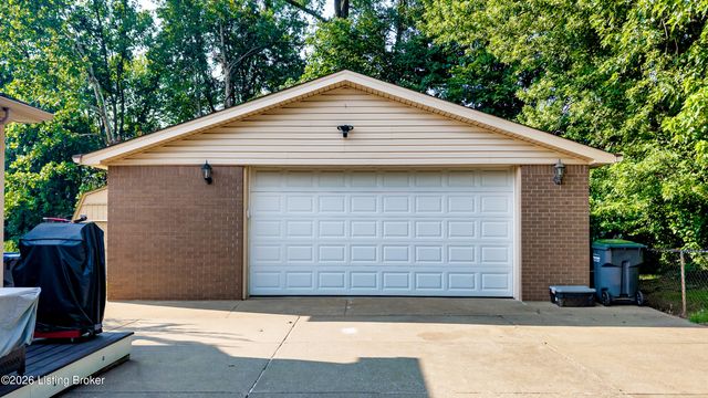 6217 Lynnchester Dr, Louisville, KY 40219