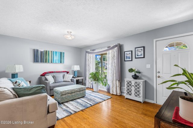 6217 Lynnchester Dr, Louisville, KY 40219