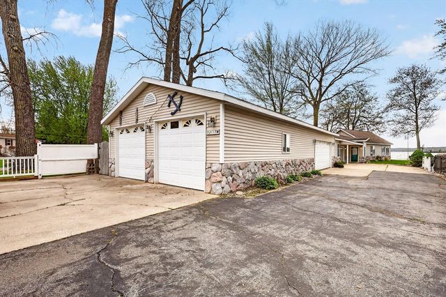 13117 Lakeshore Drive, Shelbyville, MI 49344