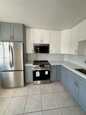 2223 NW 4th St 2225, Miami, FL 33125