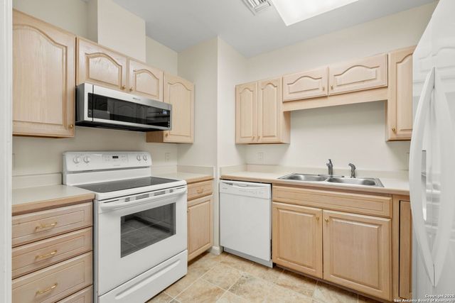 1 Towers Park Ln Apt 402, San Antonio, TX 78209