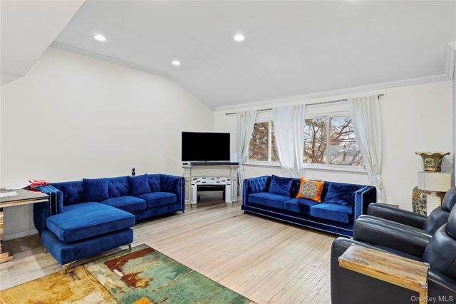 18 South Drive, Manhasset Hills, NY 11040