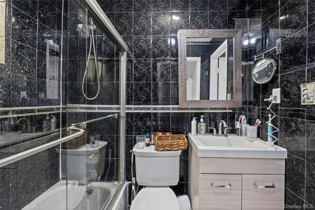 18 South Drive, Manhasset Hills, NY 11040