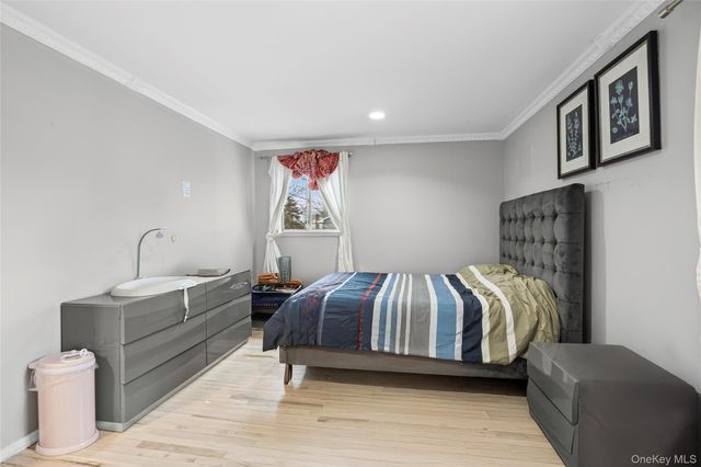 18 South Drive, Manhasset Hills, NY 11040